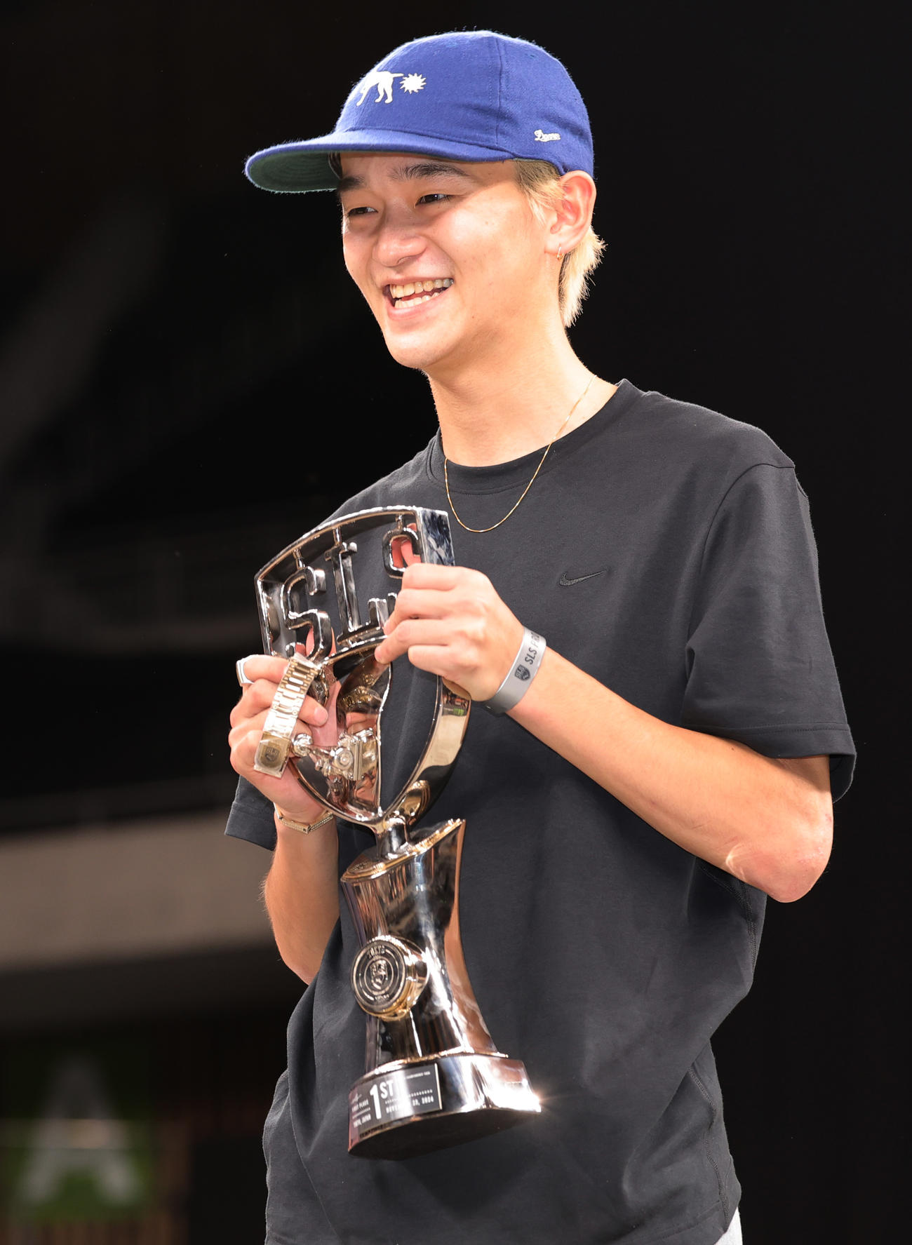男子で優勝し表彰台で喜ぶ白井（撮影・野上伸