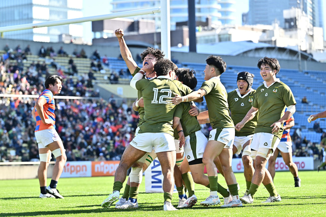 大東大対法大　前半、トライを決めガッツポーズする大東大・大竹（左）（撮影・滝沢徹郎）