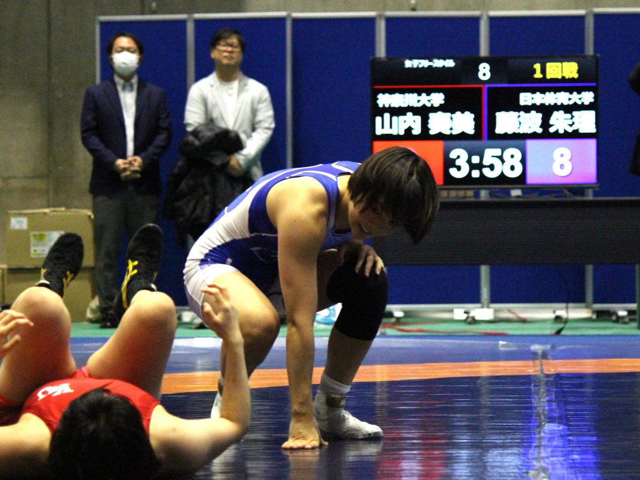 試合に勝利して起き上がる藤波（撮影・勝部晃多）