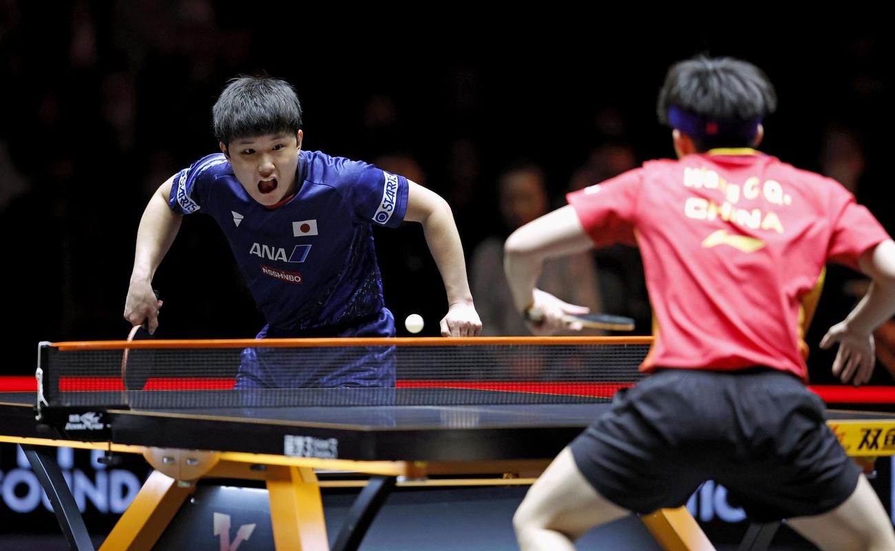 男子シングルス決勝　中国の王楚欽（手前）と対戦する張本智和＝北九州市立総合体育館（共同）