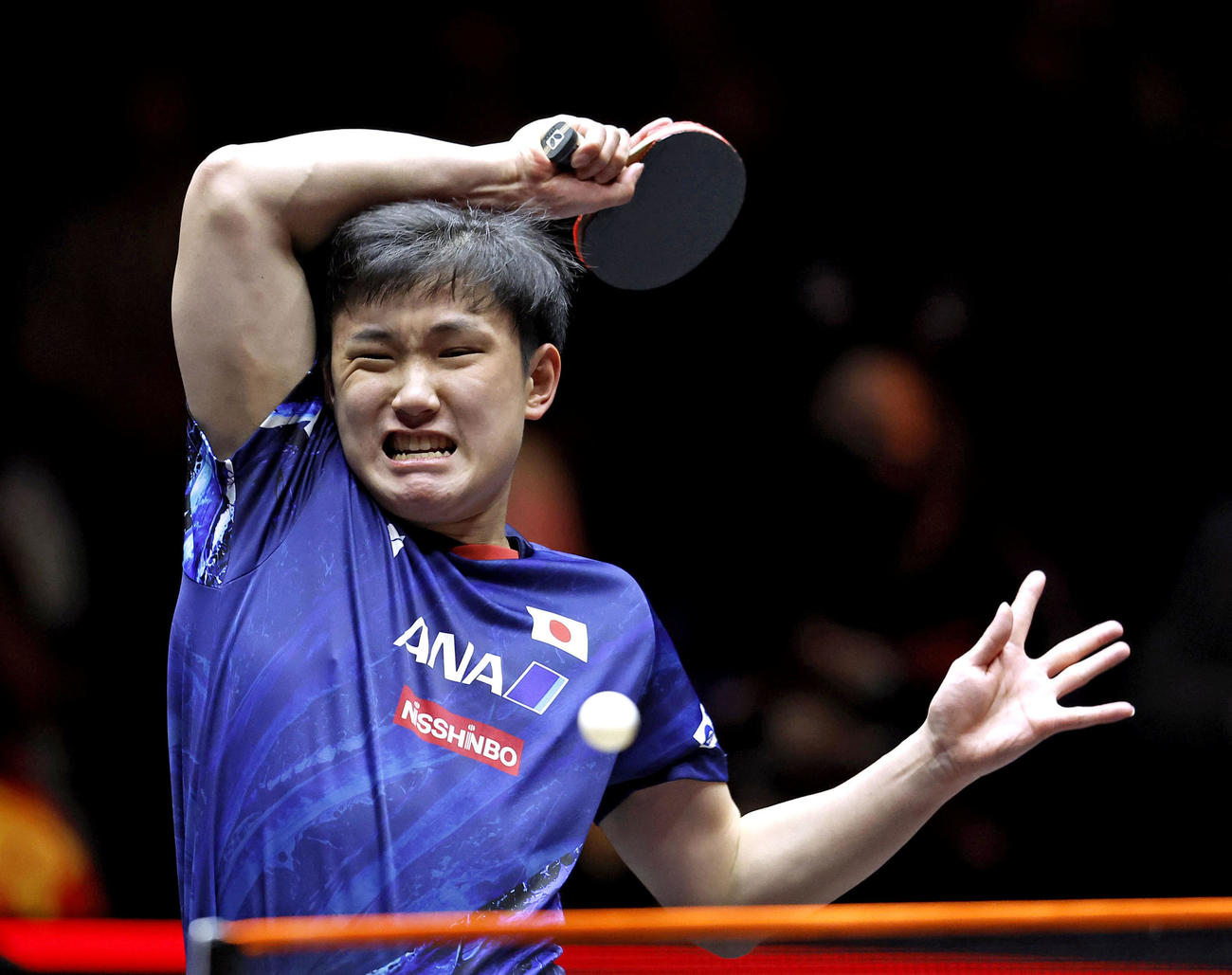 男子シングルス決勝　中国の王楚欽と対戦する張本智和＝北九州市立総合体育館（共同）