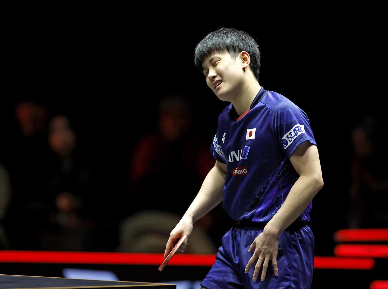 男子シングルス決勝　中国の王楚欽にポイントを奪われ、さえない表情の張本智和＝北九州市立総合体育館（共同）