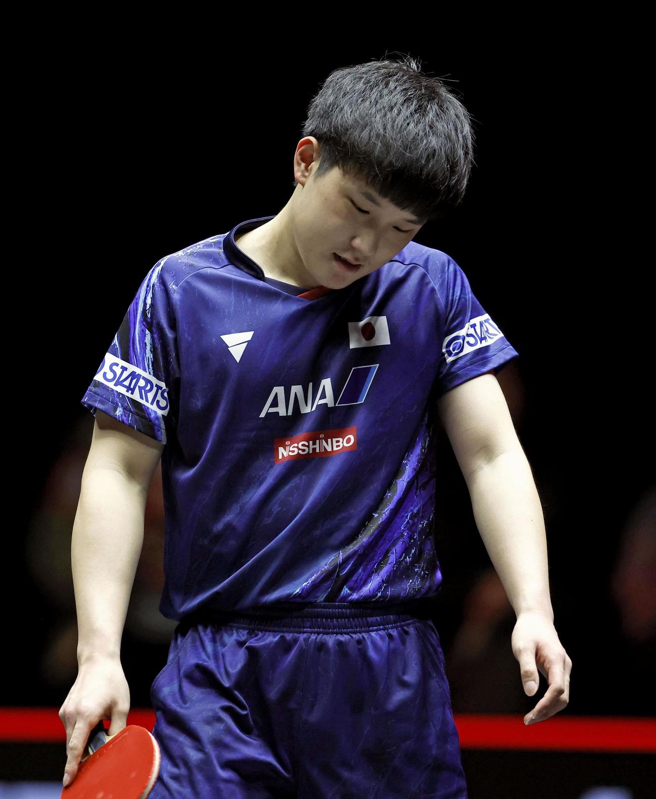男子シングルス決勝　中国の王楚欽に敗れ、肩を落とす張本智和＝北九州市立総合体育館（共同）