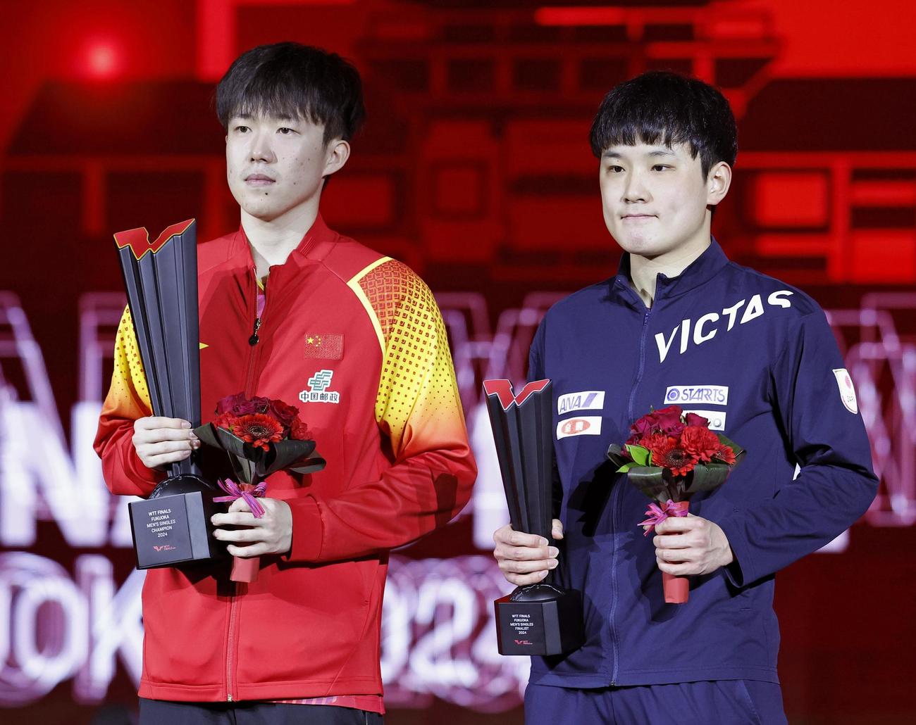 男子シングルス決勝で中国の王楚欽（左）に敗れ2位となった張本智和＝北九州市立総合体育館（共同）