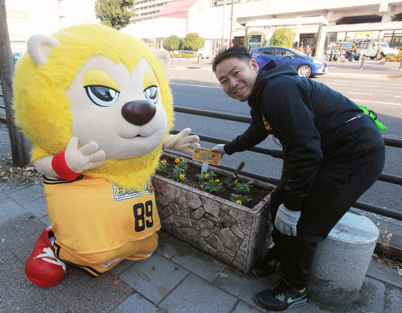 植栽後のプランターを前に笑顔のB1・志村社長（右）とマスコットキャラクター・ティナ（撮影・高橋香奈）