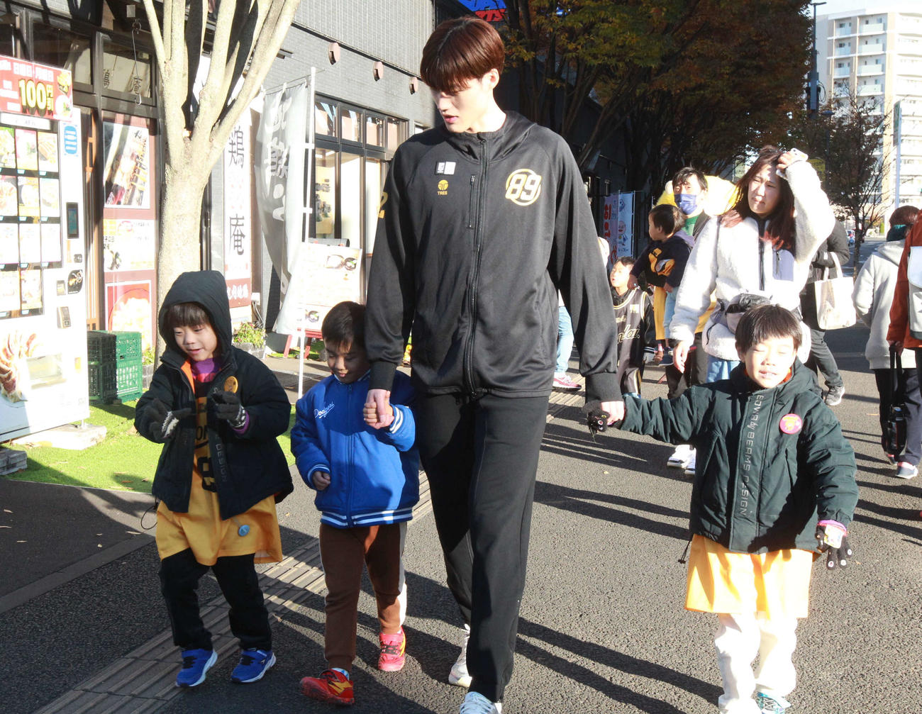 参加した子どもたちと仲良く街を歩くB1・星野（撮影・高橋香奈）