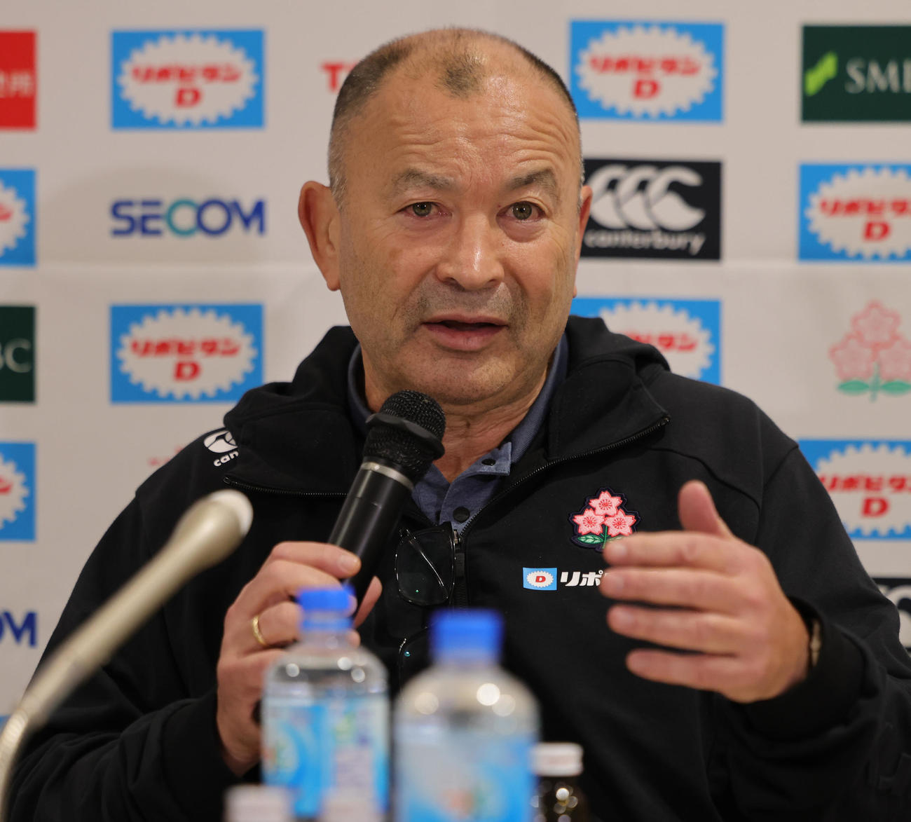 欧州遠征から帰国し会見するラグビー日本代表ジョーンズヘッドコーチ（撮影・野上伸悟）