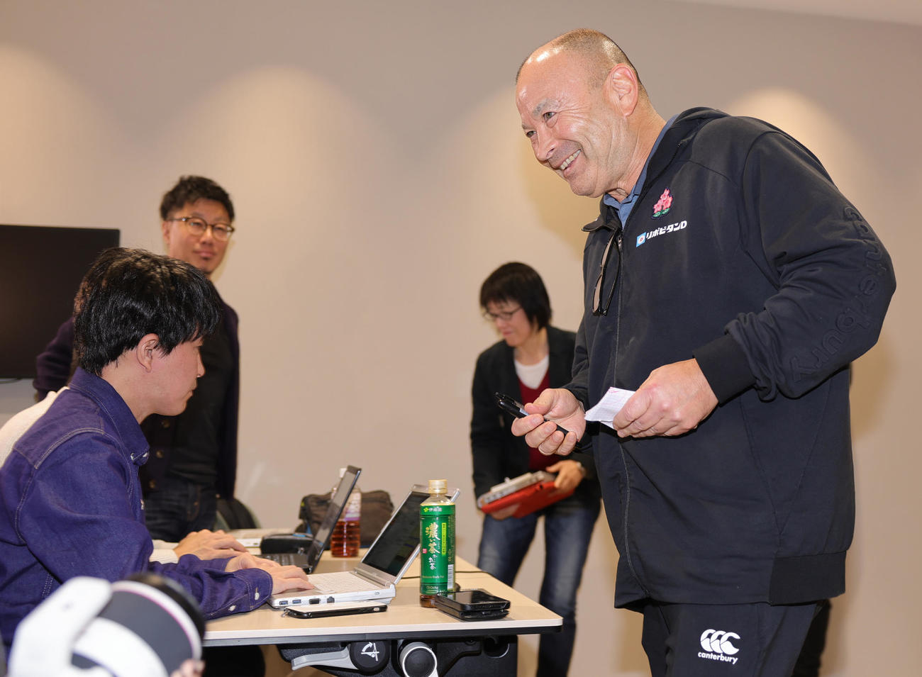 会見を終え、笑顔で引き揚げるラグビー日本代表ジョーンズヘッドコーチ（撮影・野上伸悟）