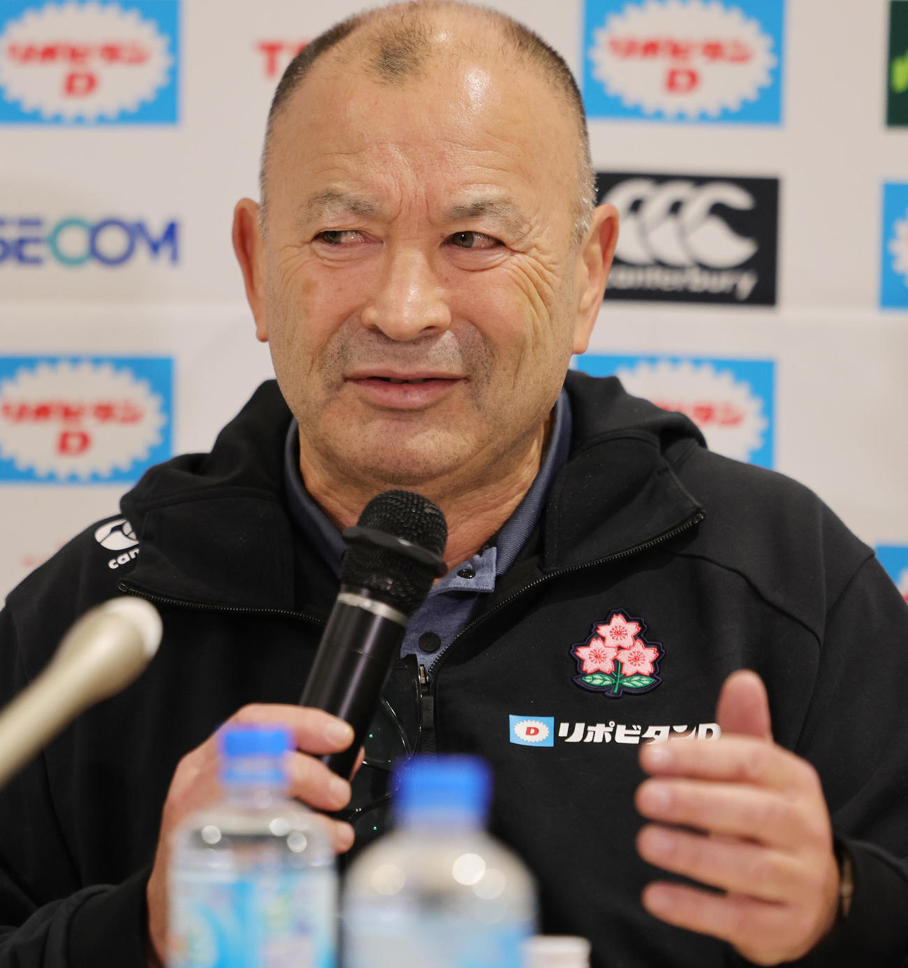 欧州遠征から帰国し会見するラグビー日本代表ジョーンズヘッドコーチ（撮影・野上伸悟）