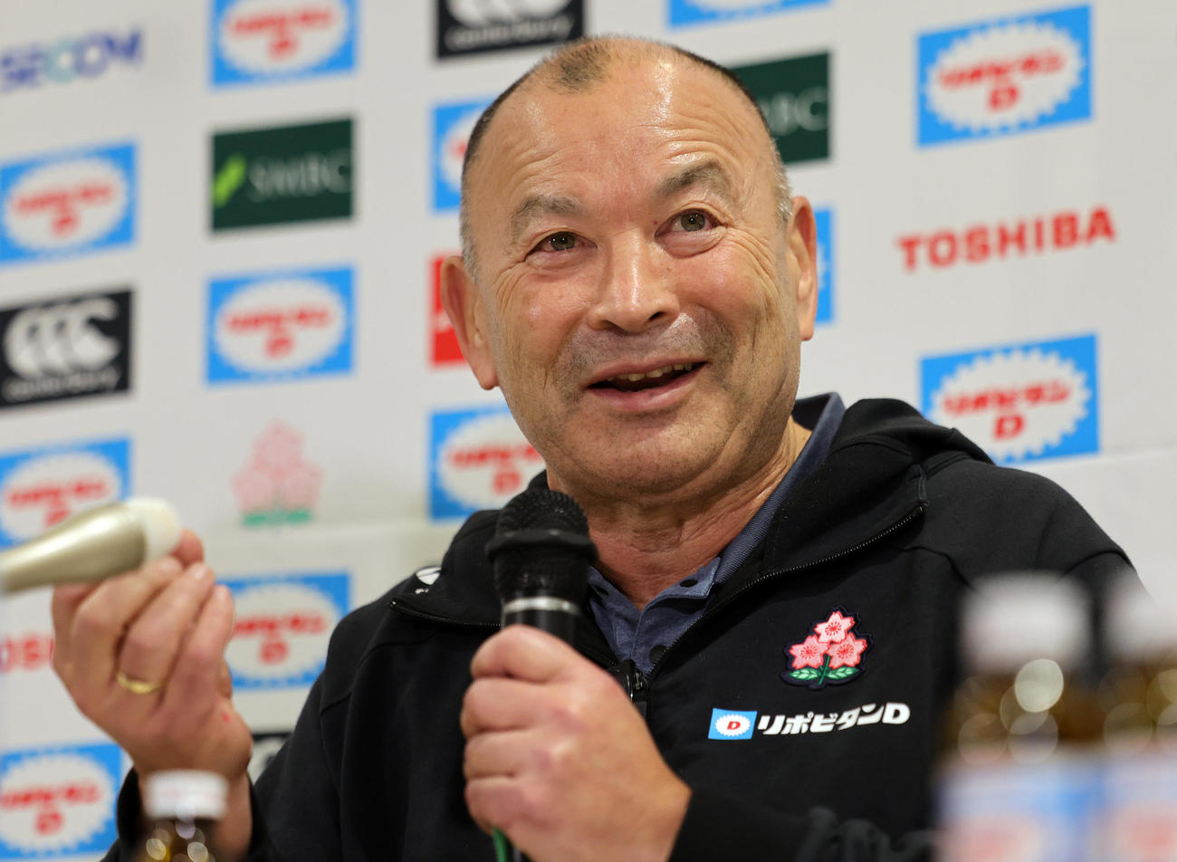 欧州遠征から帰国し会見するラグビー日本代表ジョーンズヘッドコーチ（撮影・野上伸悟）