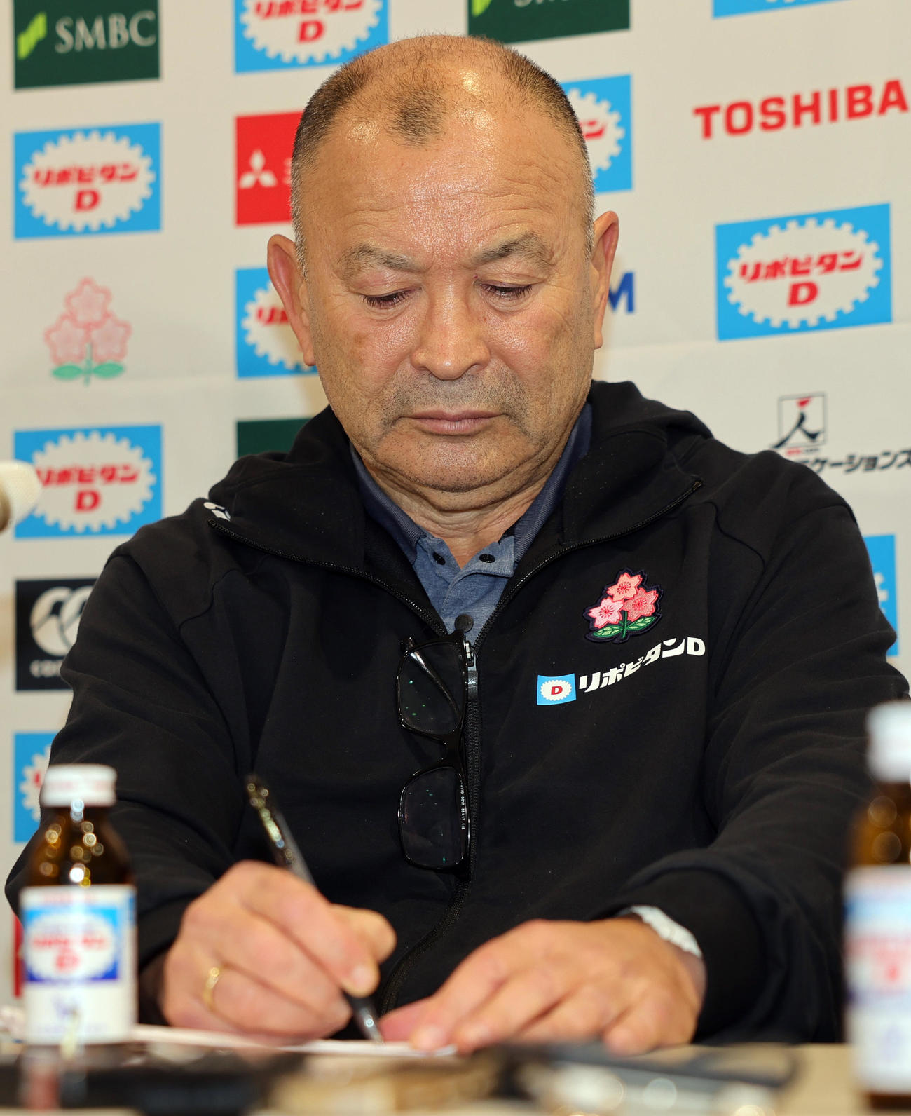 欧州遠征から帰国し会見でメモをとるラグビー日本代表ジョーンズヘッドコーチ（撮影・野上伸悟）