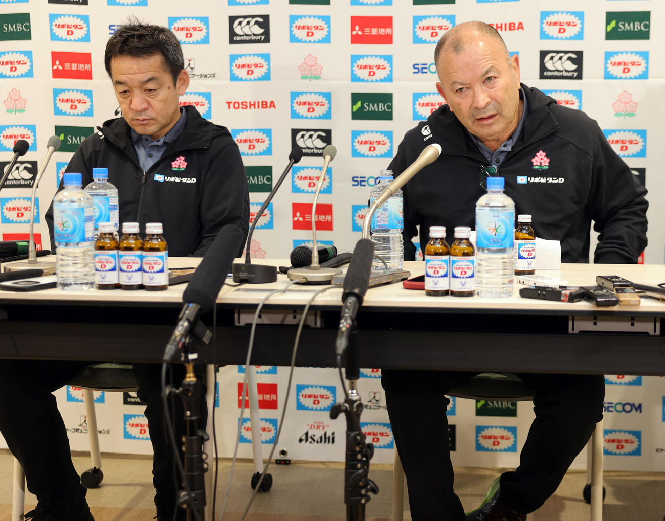 欧州遠征から帰国し会見するラグビー日本代表永友チームディレクター（左）とジョーンズヘッドコーチ（撮影・野上伸悟）