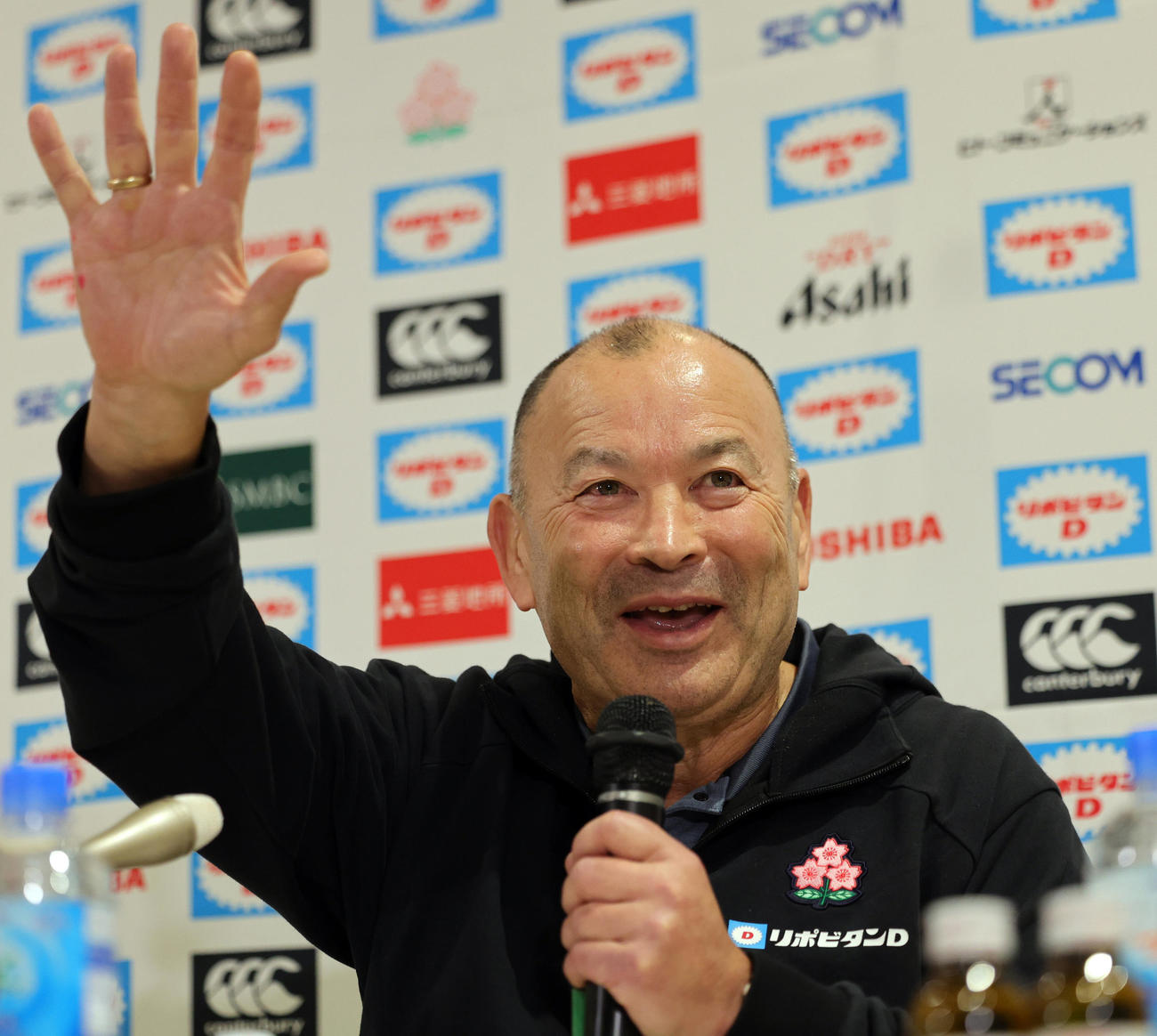 欧州遠征から帰国し会見するラグビー日本代表ジョーンズヘッドコーチ（撮影・野上伸悟）