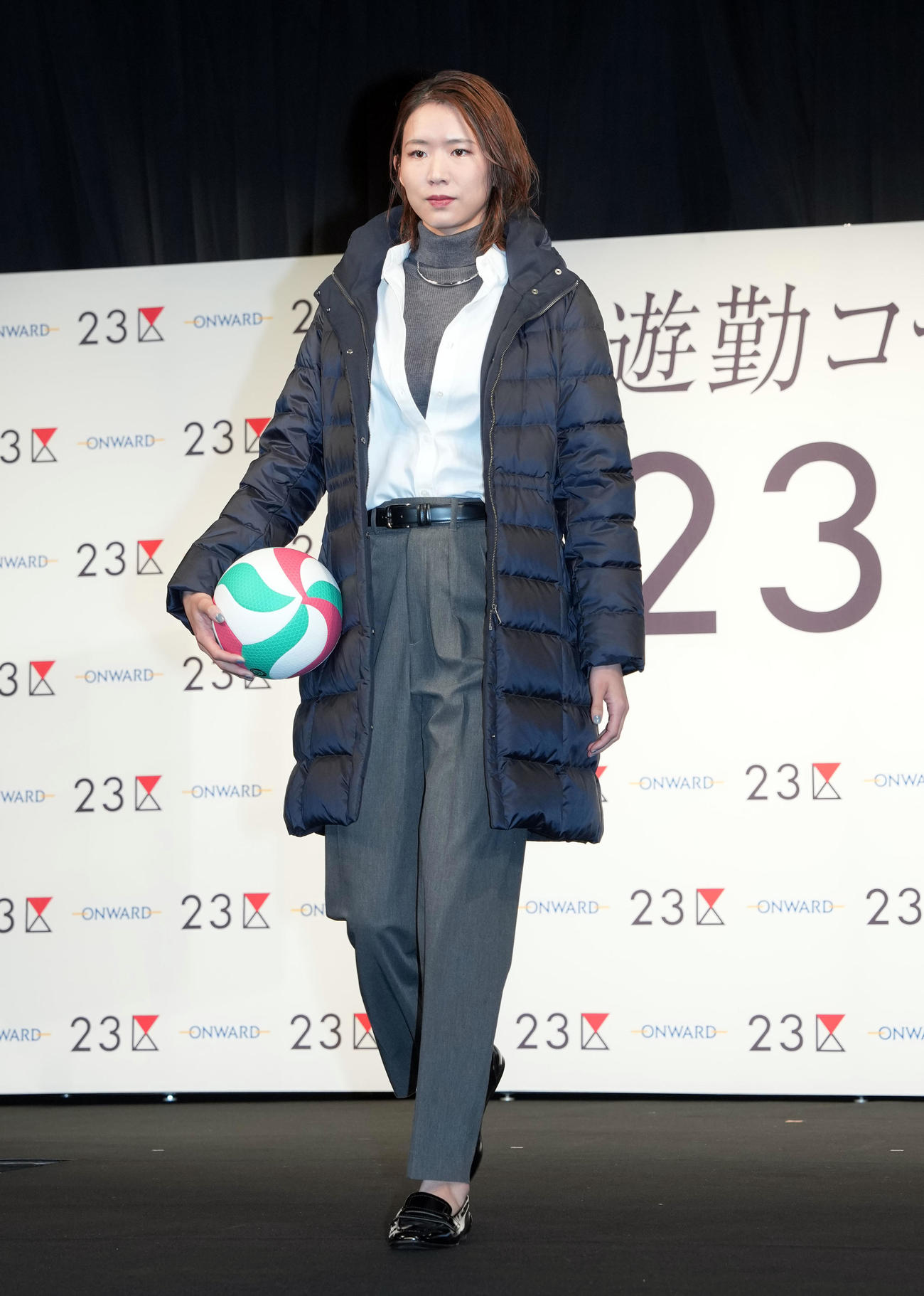 「遊勤コーデ」に身を包み登場した古賀紗理那さん（撮影・たえ見朱実）