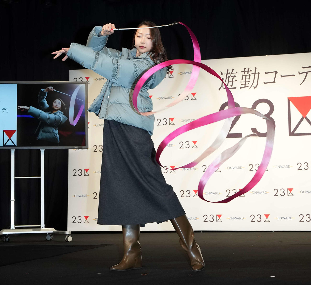 リボンを手にポーズを決める畠山愛理さん（撮影・たえ見朱実）