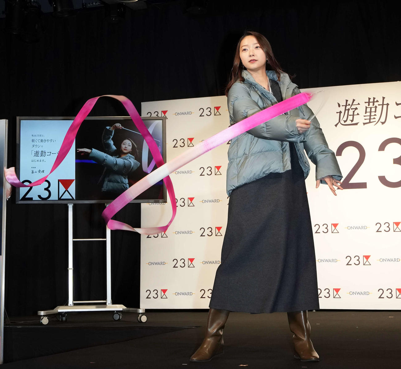 リボンを手にポーズを決める畠山愛理さん（撮影・たえ見朱実）