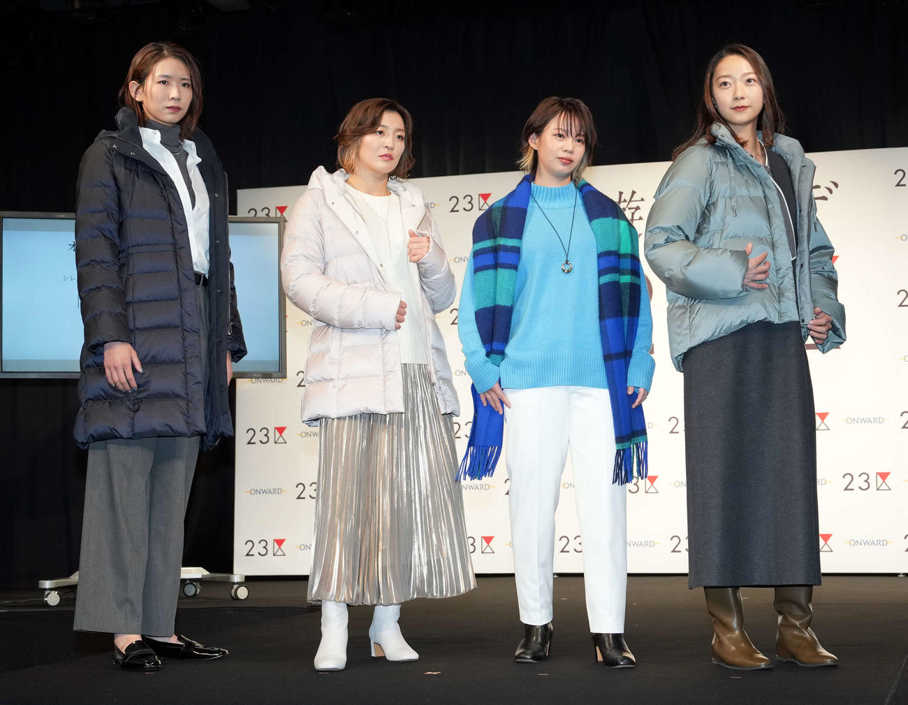 「遊勤コーデ」の発表会に登壇しポーズを決める、左から古賀紗理那さん、柔道の角田夏実、高木菜那さん、畠山愛理さん（撮影・たえ見朱実）