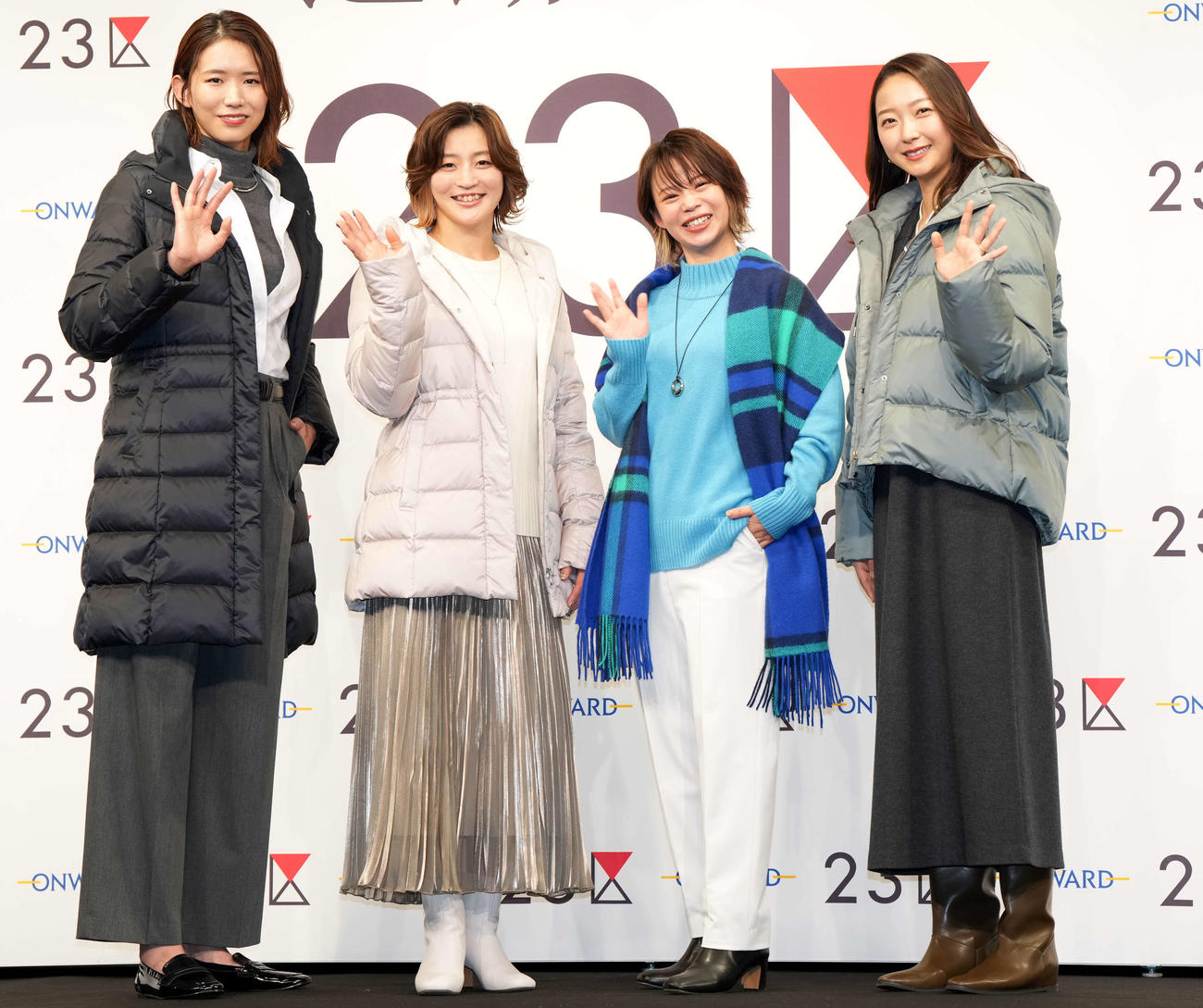 笑顔で記念撮影に納まる、左から古賀紗理那さん、柔道の角田夏実、高木菜那さん、畠山愛理さん（撮影・たえ見朱実）