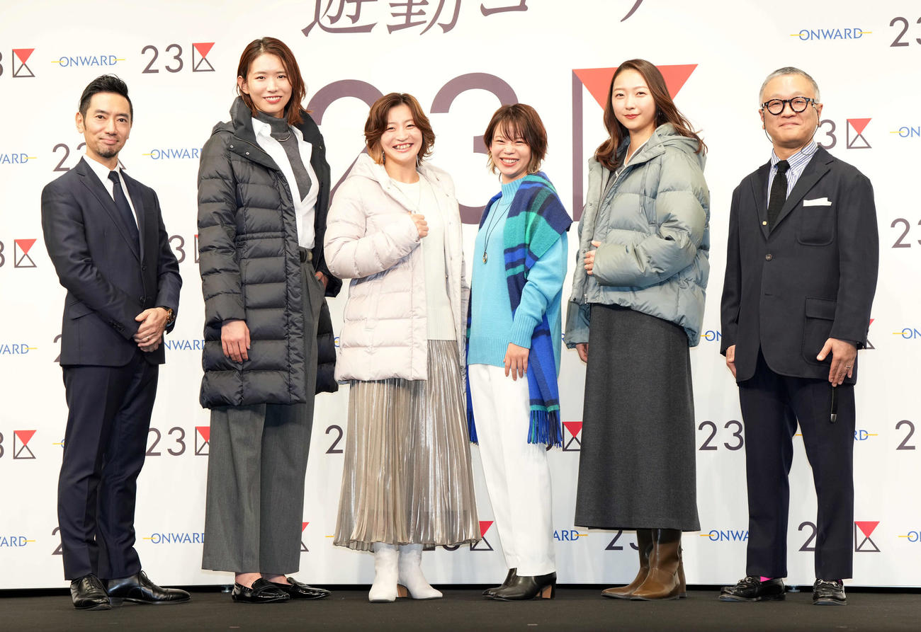 フォトセッションで笑顔を見せる、左からオンワード樫山の佐野康博氏、古賀紗理那さん、柔道の角田夏実、高木菜那さん、畠山愛理さん、オンワード樫山の小林一仁氏（撮影・たえ見朱実）
