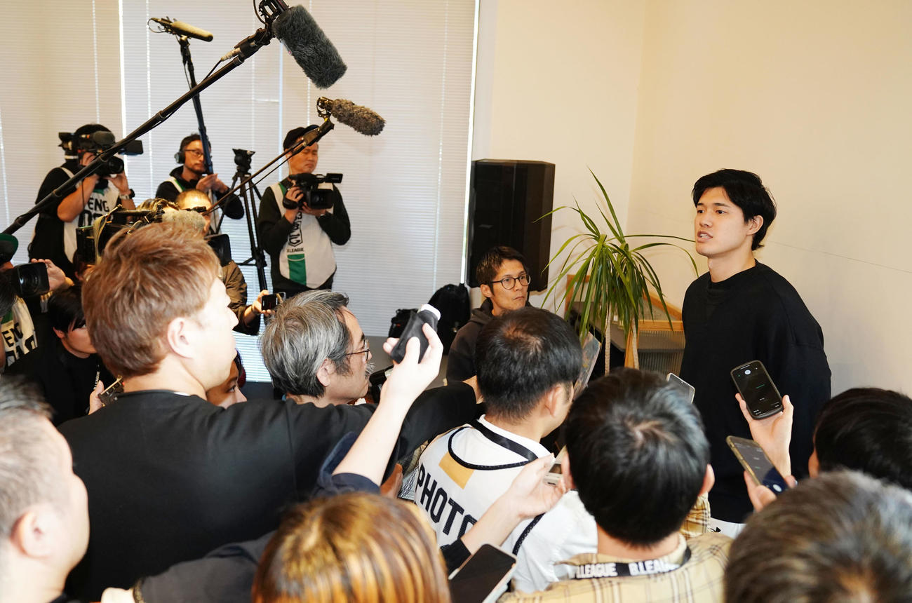 会見終了後、トム・ホーバス監督と八村塁について語る渡辺（右）（撮影・横山健太）