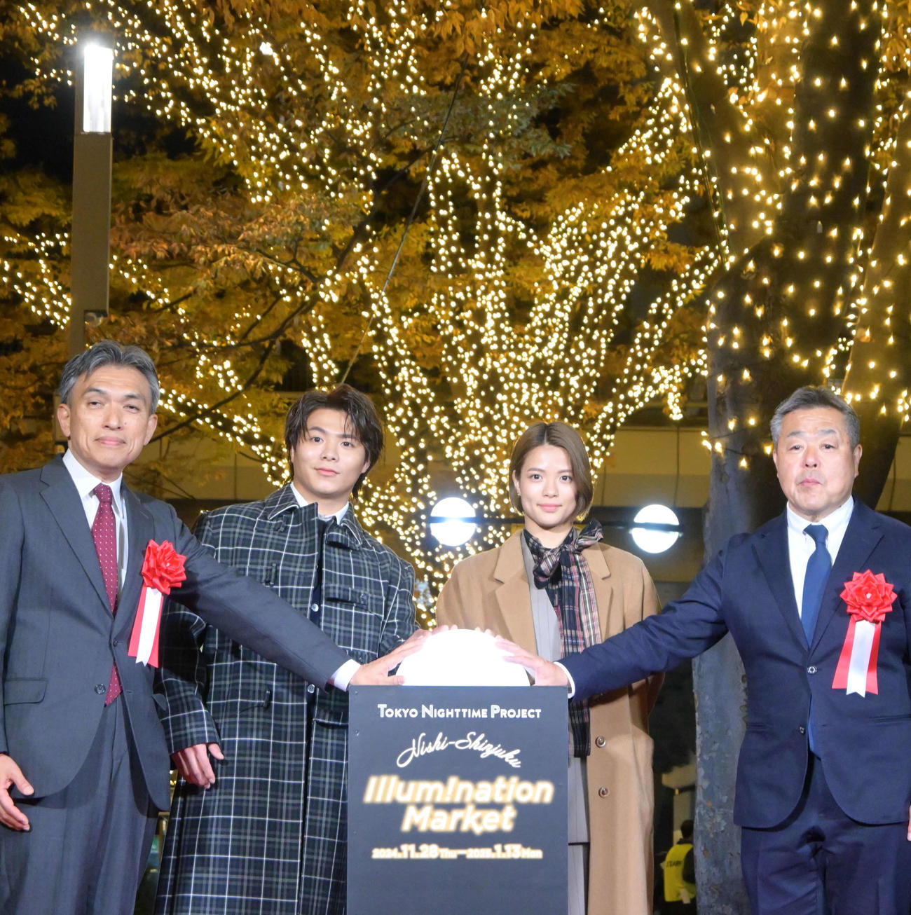 イルミネーションを点灯する阿部一二三（左から2人目）と詩（同3人目）（撮影・飯岡大暉）
