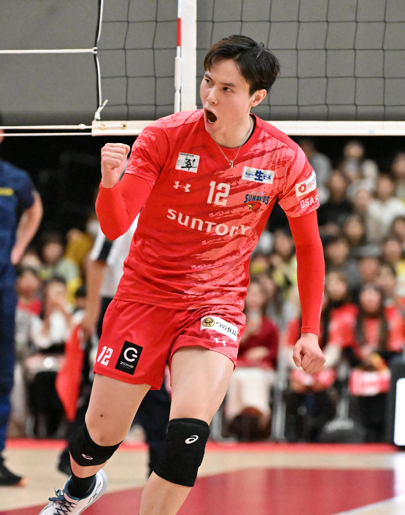 第1セット、点を取りガッツポーズをするサントリー高橋藍（撮影・石井愛子）