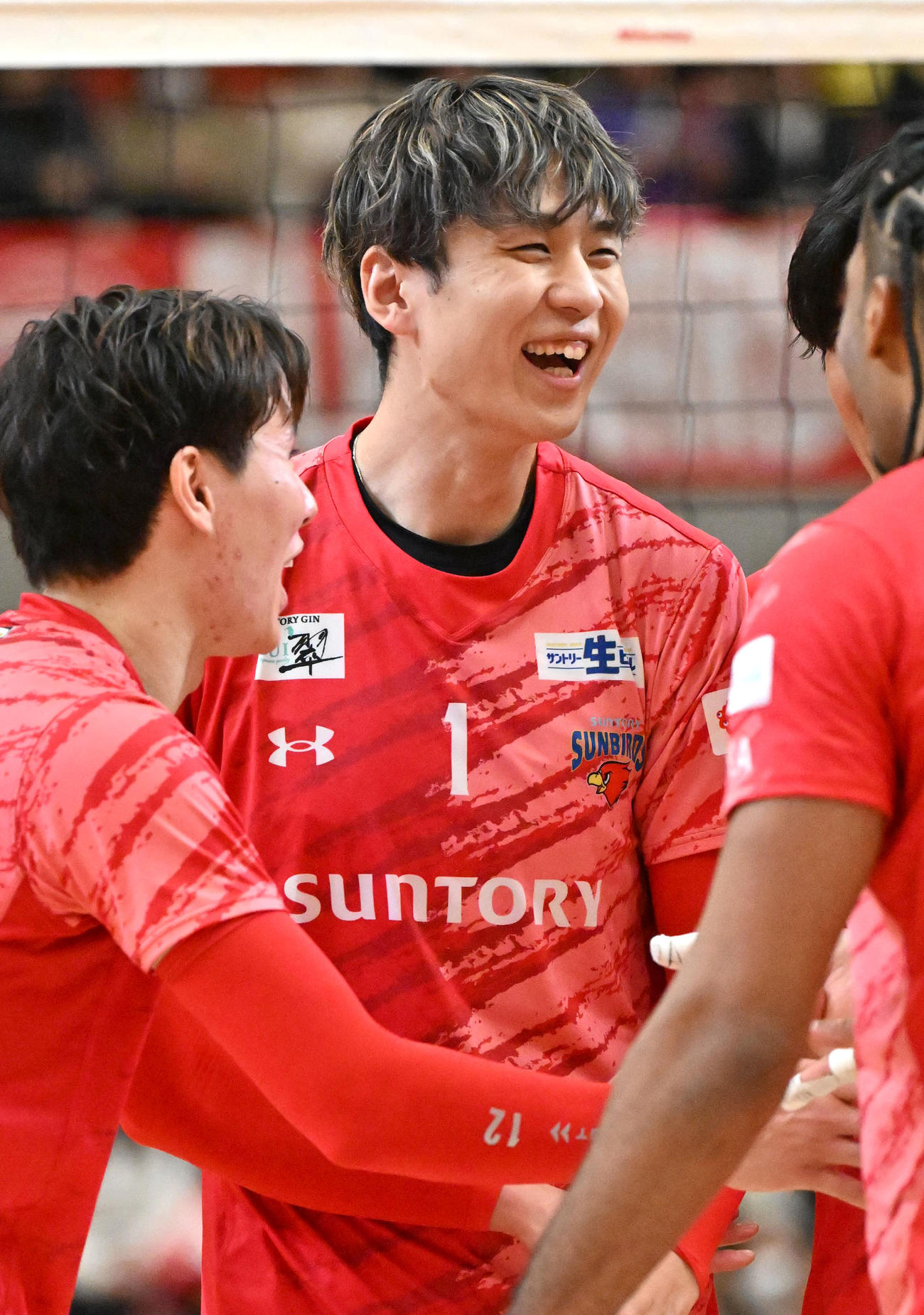 サントリー対日鉄堺　第3セット、試合の合間に笑顔を見せるサントリー小野寺太志（撮影・石井愛子）