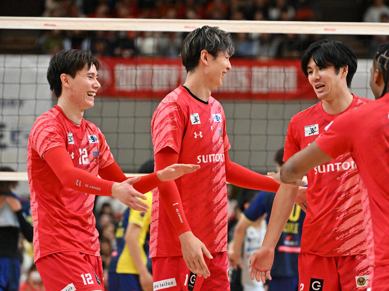 サントリー対日鉄堺　日鉄堺に勝利し喜ぶサントリー高橋藍（左）、サントリー小野寺太志（左から2人目）（撮影・石井愛子）