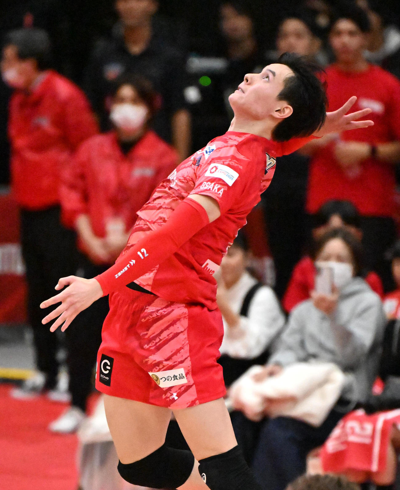 サントリー対日鉄堺　第2セット、サーブを放つサントリー高橋藍（撮影・石井愛子）