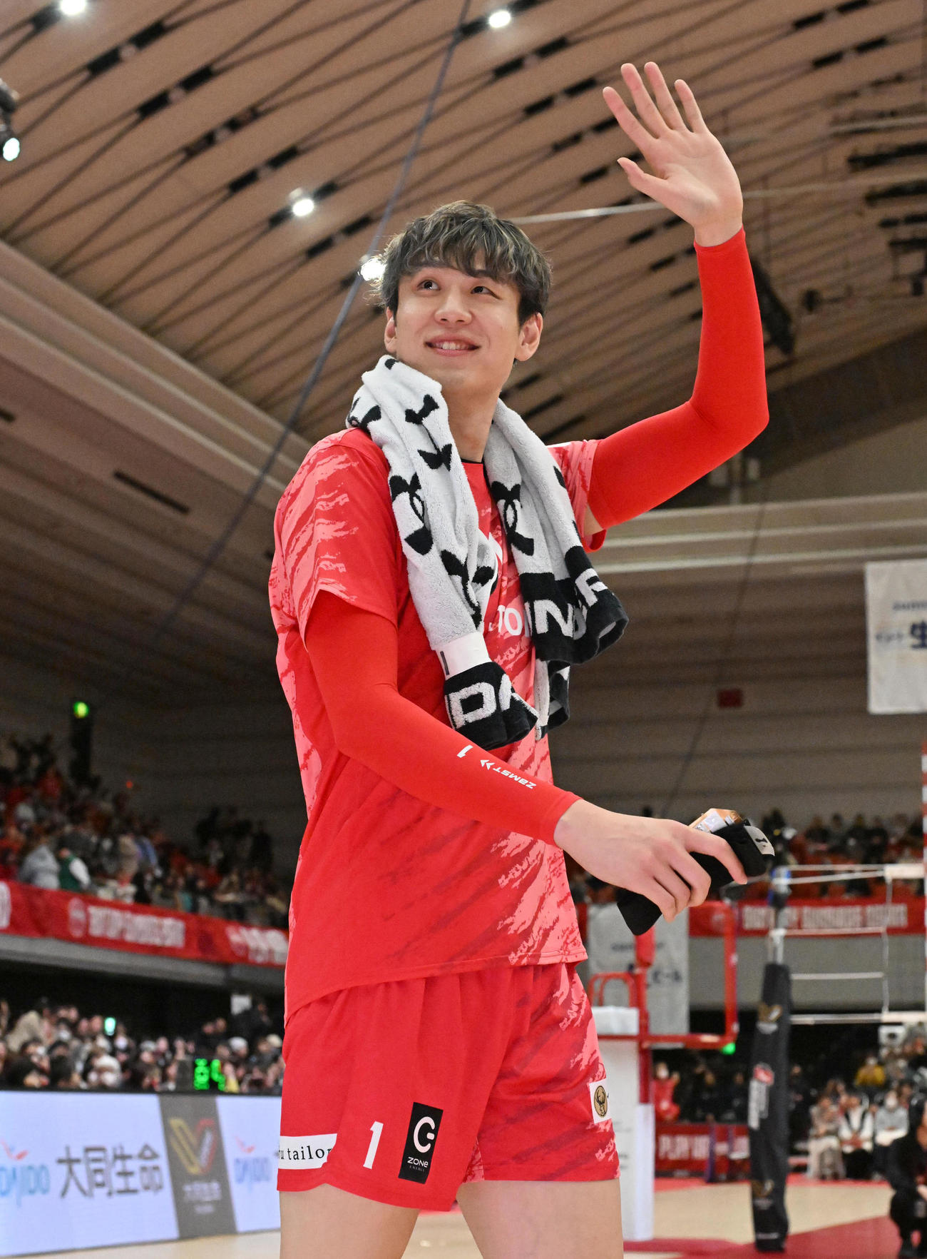サントリー対日鉄堺　試合終了後、ファンに手を振るサントリー小野寺太志（撮影・石井愛子）
