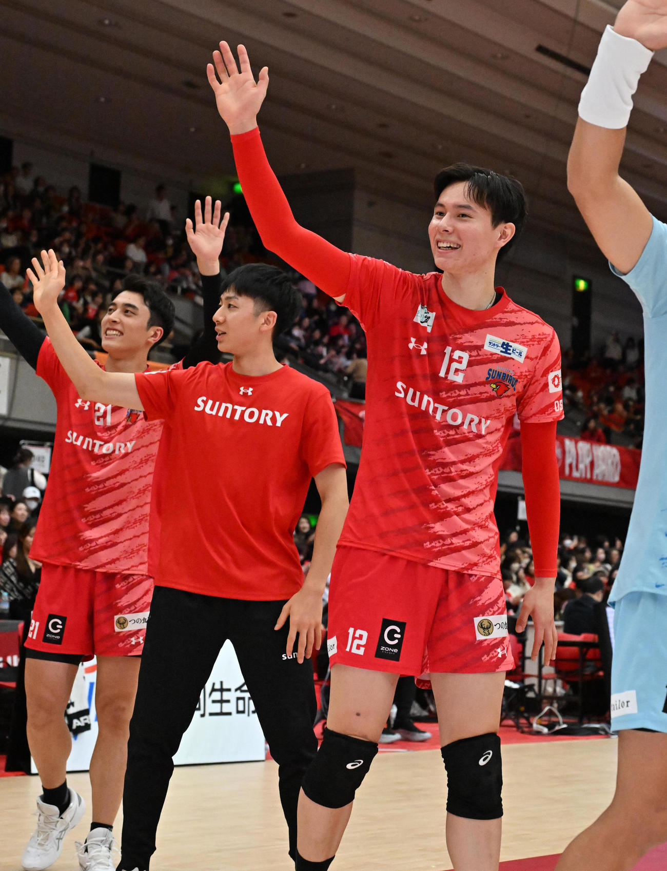 サントリー対日鉄堺　試合終了後、ファンに手を振るサントリー高橋藍（右）（撮影・石井愛子）
