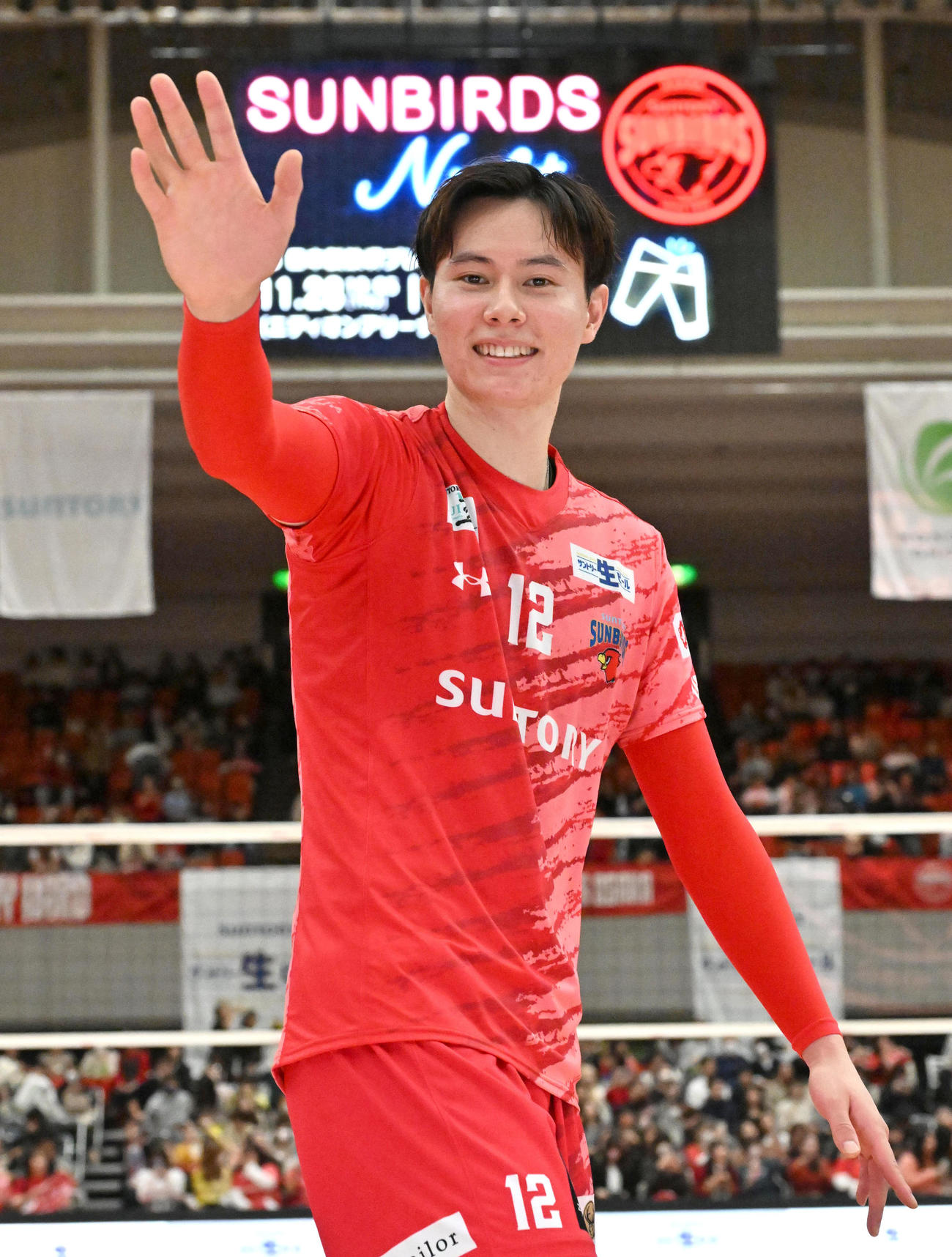 サントリー対日鉄堺　試合終了後、ファンらに手を振るサントリー高橋藍（撮影・石井愛子）