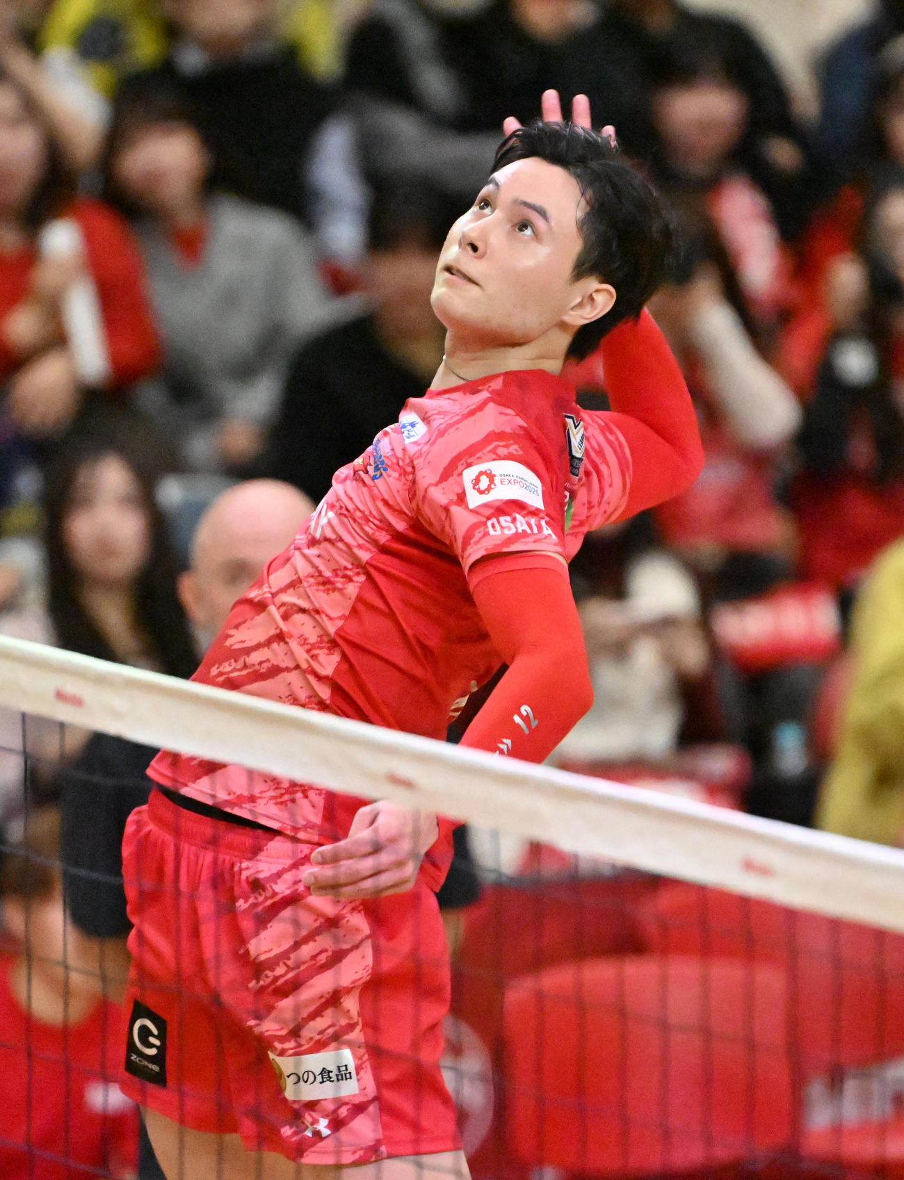 サントリー対日鉄堺　第2セット、スパイクを放つサントリー高橋藍（撮影・石井愛子）