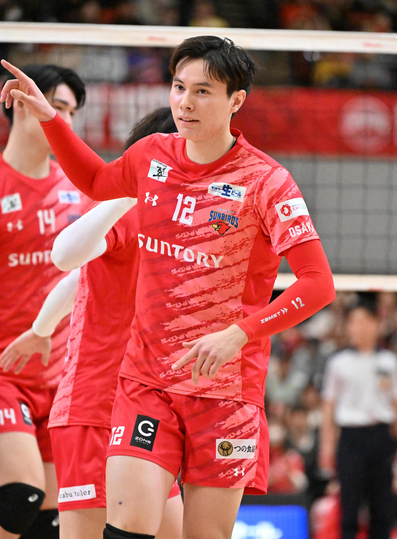 サントリー対日鉄堺　第1セット、点を取り笑顔を見せるサントリー高橋藍（撮影・石井愛子）