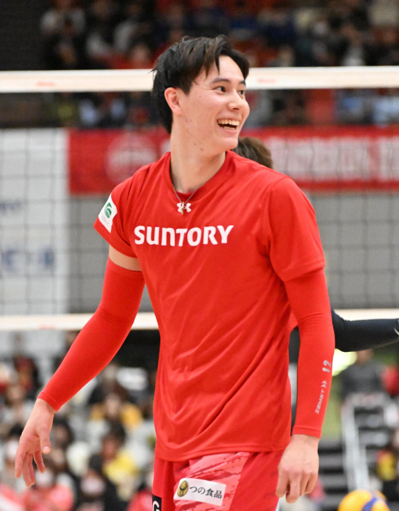 サントリー対日鉄堺　試合前に笑顔を見せるサントリー高橋藍（撮影・石井愛子）