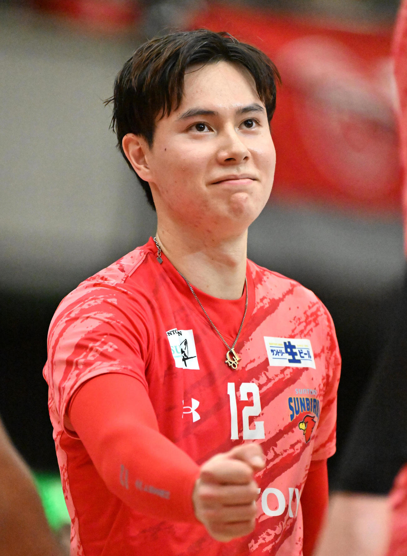 サントリー対日鉄堺　第1セット、タイムアウト中、チームメメートとグータッチをするサントリー高橋藍（撮影・石井愛子）