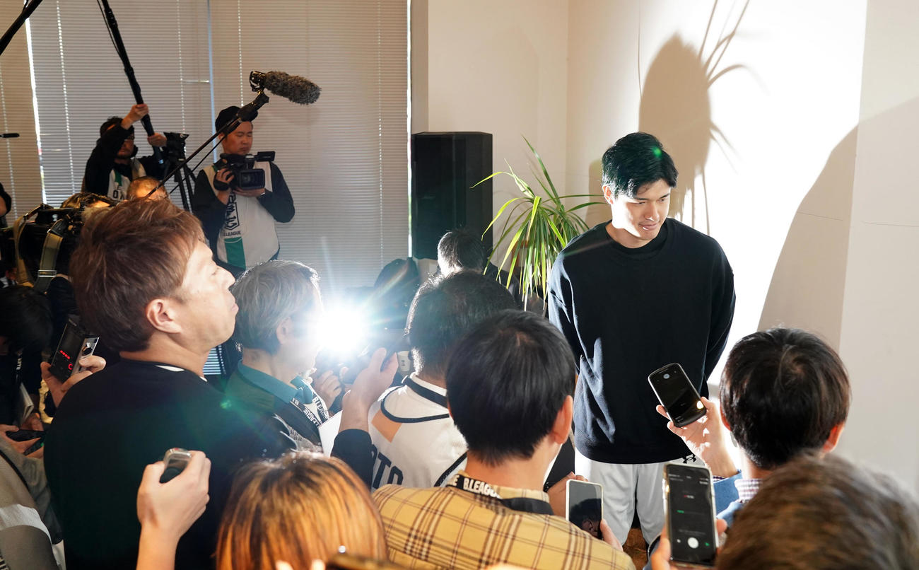 会見終了後にトム・ホーバス監督と八村塁について語り、引き揚げる渡辺（右）（撮影・横山健太）