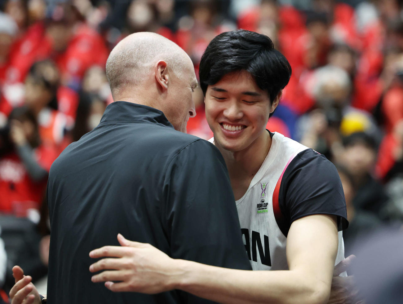 日本対モンゴル　試合前、ホーバス監督（左）とハグを交わす渡辺雄太（2024年11月21日撮影）