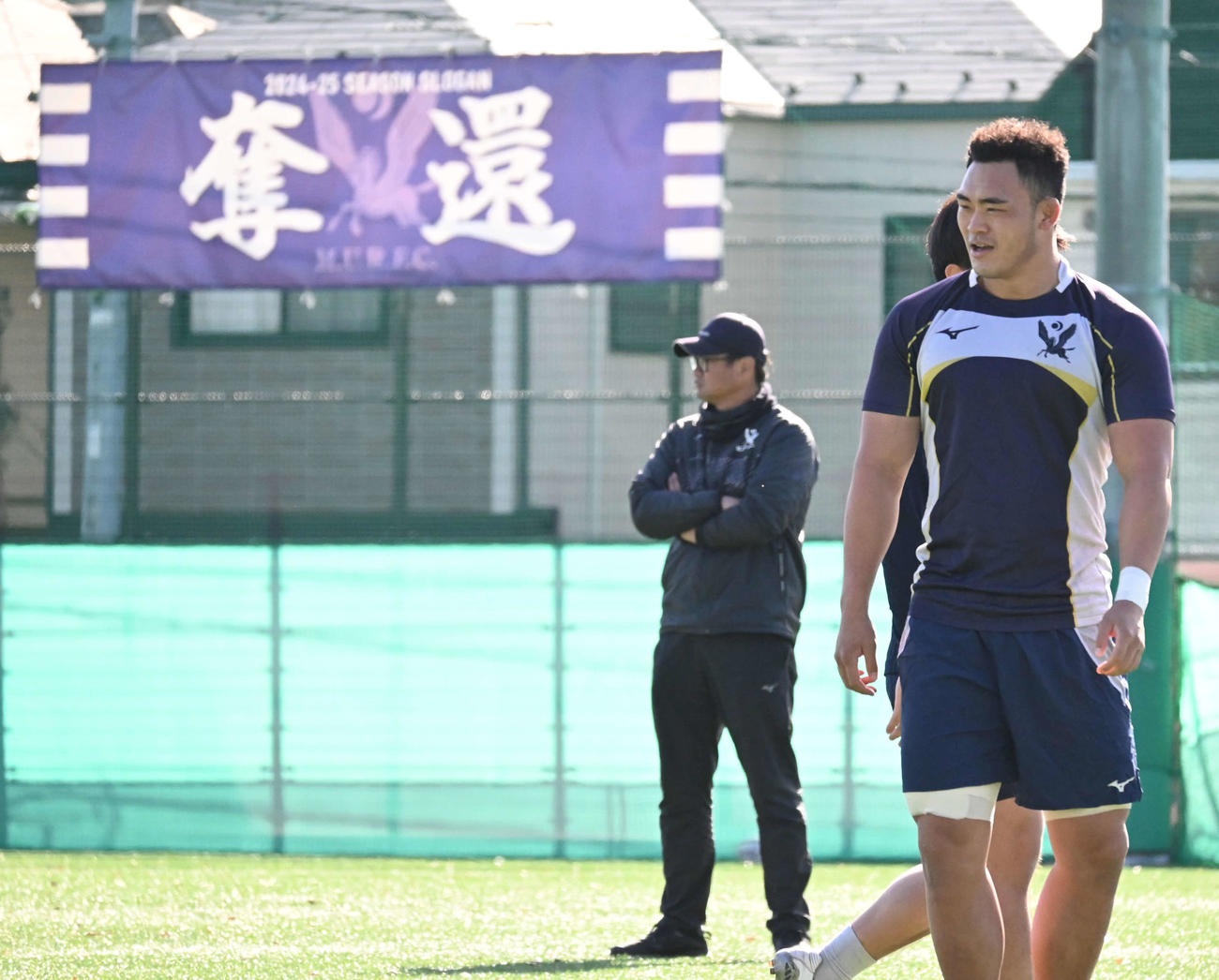 早明戦に向け練習する明大の木戸主将（手前）と見守る神鳥監督（撮影・飯岡大暉）