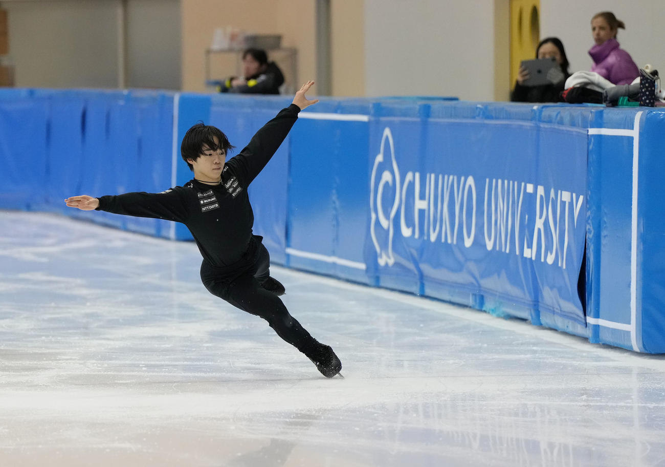 練習を公開し調整する鍵山（撮影・森本幸一）