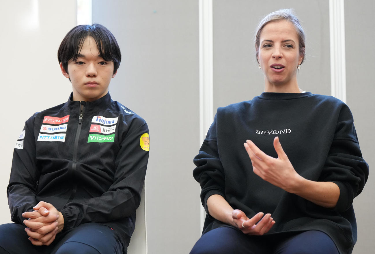 練習を終え取材に応じる（左から）鍵山とコストナーコーチ（撮影・森本幸一）