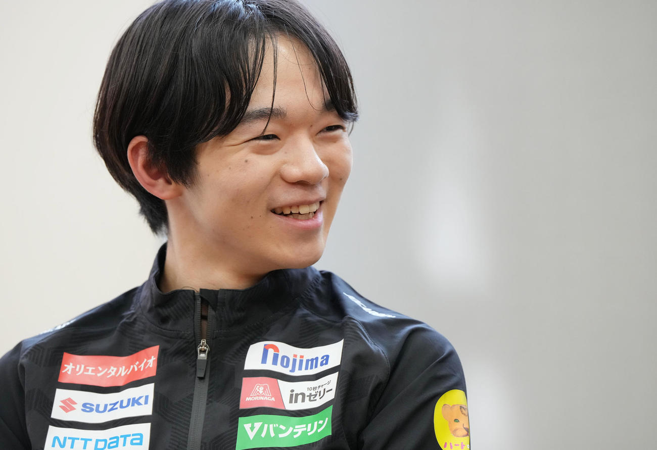 練習を終え取材に応じ、明るい表情を見せる鍵山（撮影・森本幸一）