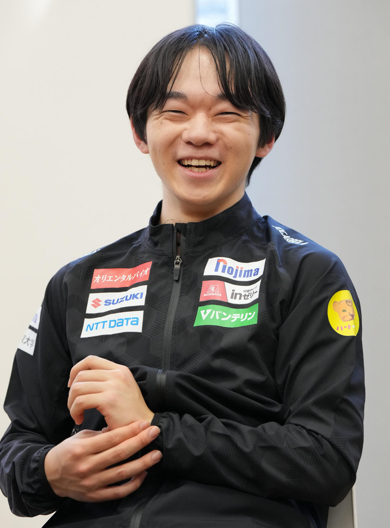 練習を終え取材に応じ、明るい表情を見せる鍵山（撮影・森本幸一）