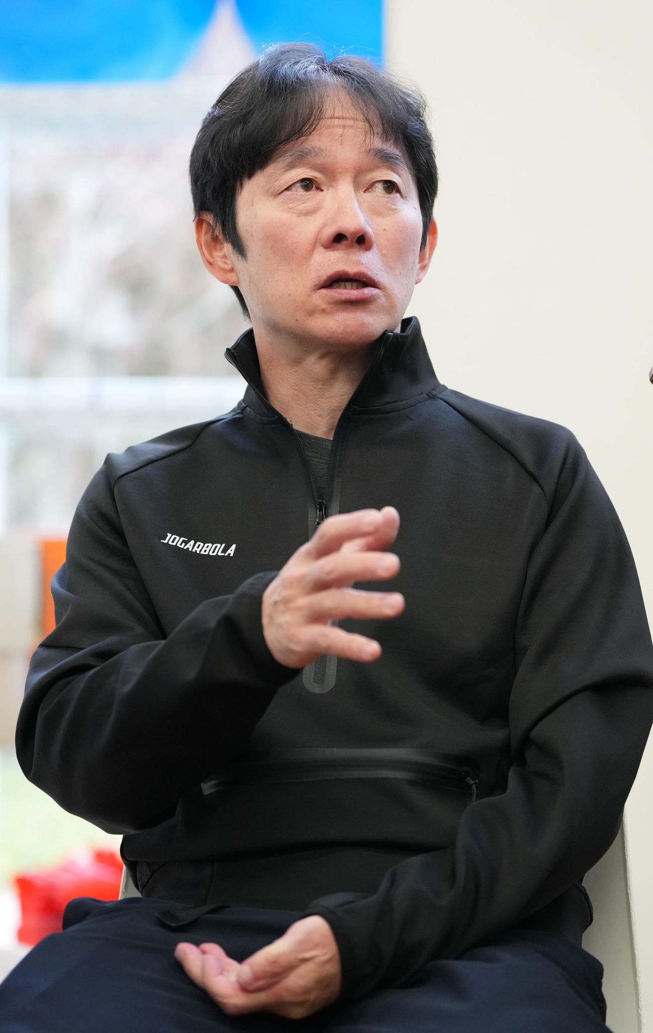 練習後、取材に応じる鍵山優真の父・正和コーチ（撮影・森本幸一）