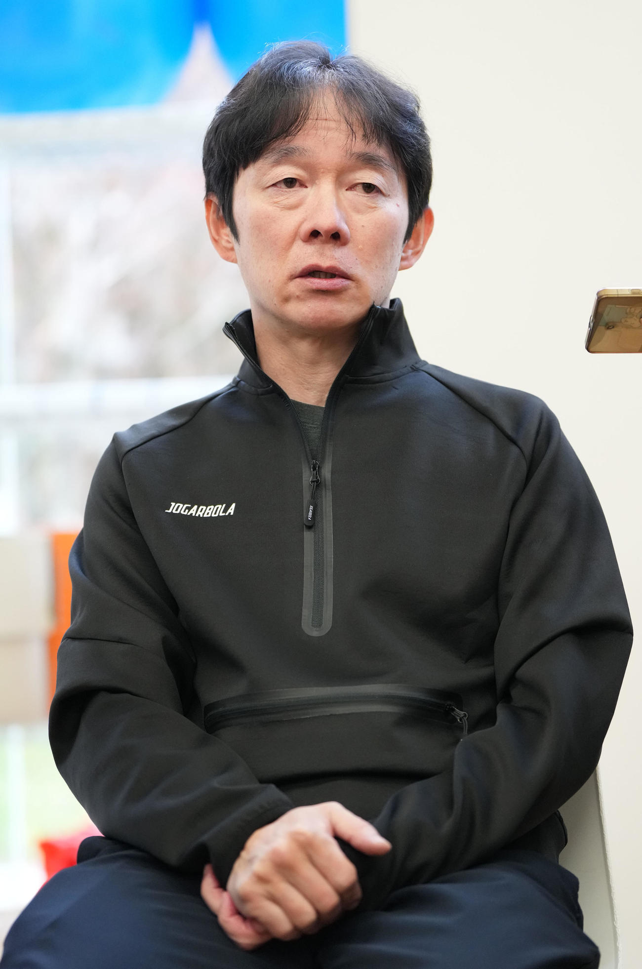 練習後、取材に応じる鍵山優真の父・正和コーチ（撮影・森本幸一）