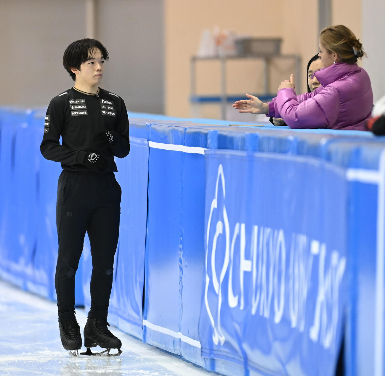 練習の合間に言葉を交わす（左から）鍵山とコストナーコーチ（撮影・森本幸一）