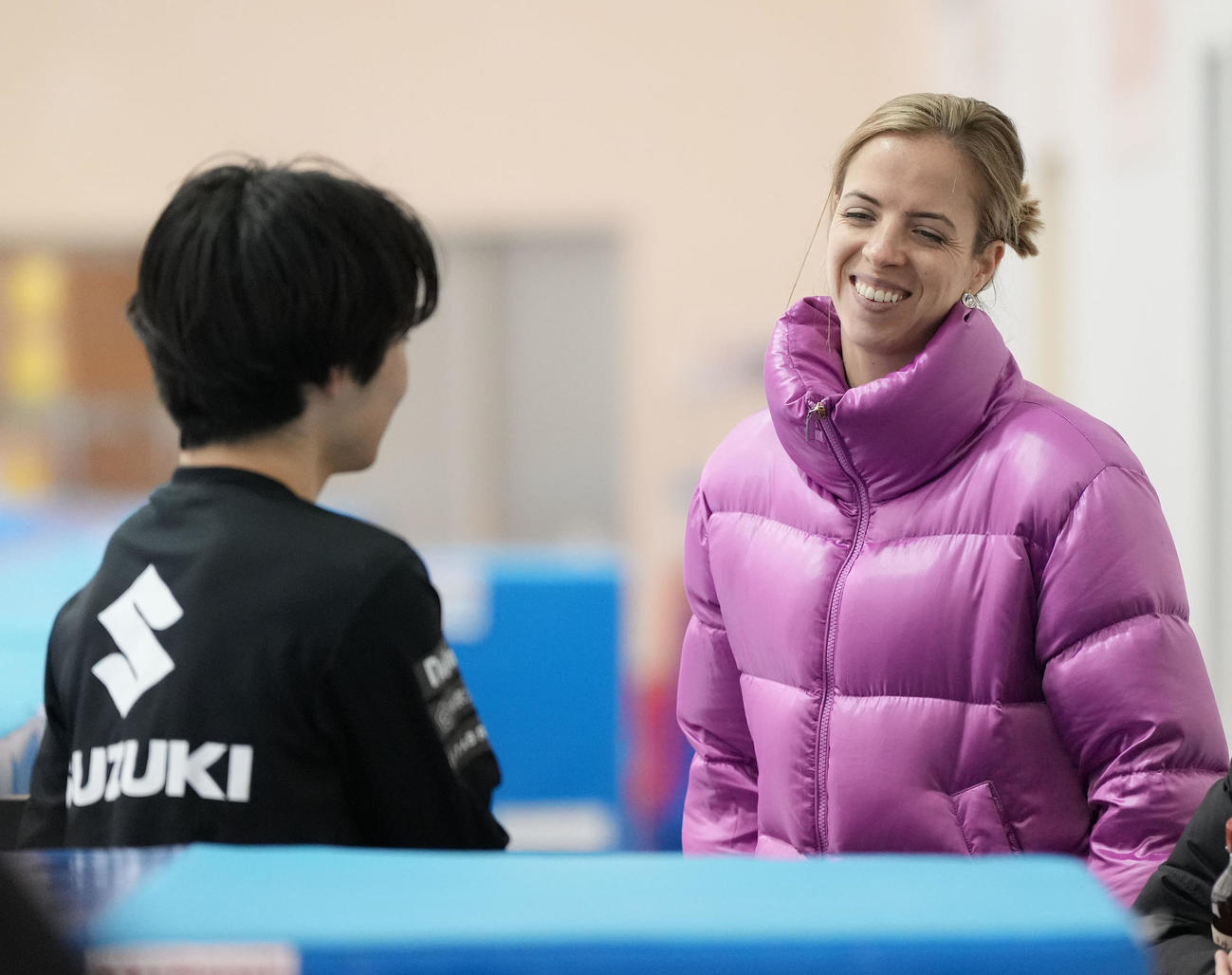 練習を終え鍵山と言葉を交わすコストナーコーチ（右）（撮影・森本幸一）