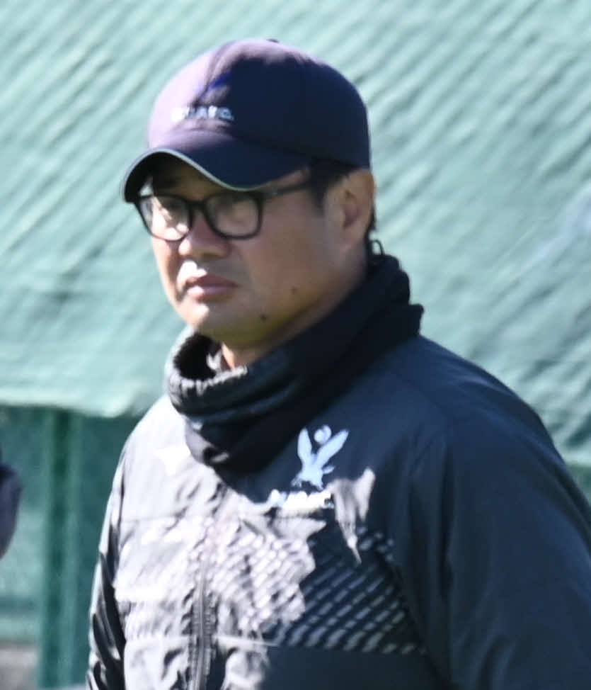 練習を見守る明大の神鳥裕之監督（撮影・飯岡大暉）