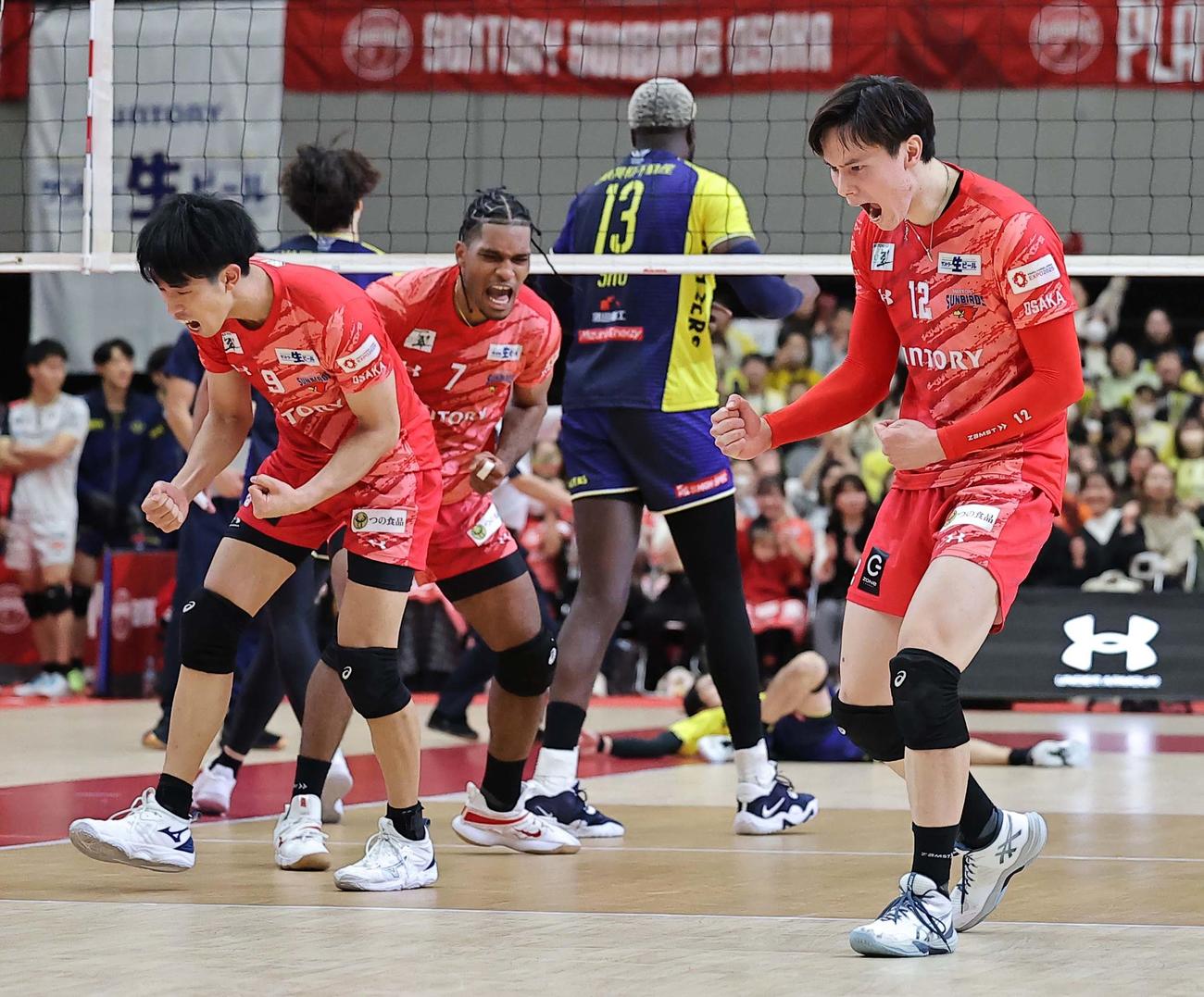 サントリー対日鉄堺　得点を決めガッツポーズをする右から高橋藍、アライン、大宅（撮影・上田博志）
