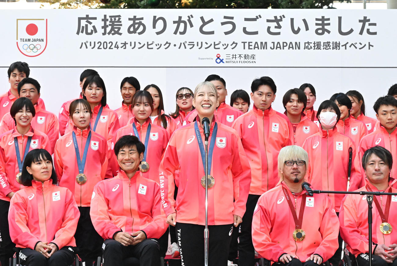 「パリ五輪・パラリンピックTEAM JAPAN応援感謝イベント」でパレードを前にスタート宣言するフェンシング女子サーブル団体の江村美咲（前列中央）（撮影・千葉一成）